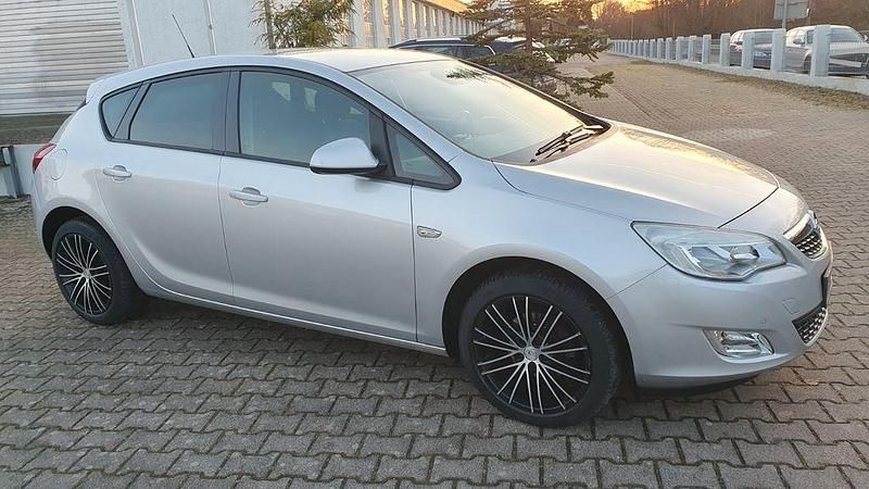 Silber Gebraucht 2011 Opel Astra Design Edition Limousine | 3.350 € (Superpreis) - Bild 1/4