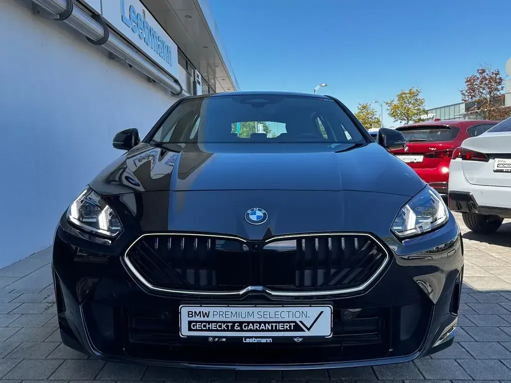 Gebraucht BMW 120 163 PS (119 kW) 2025 Saphirschwarz (metallic) Kleinwagen