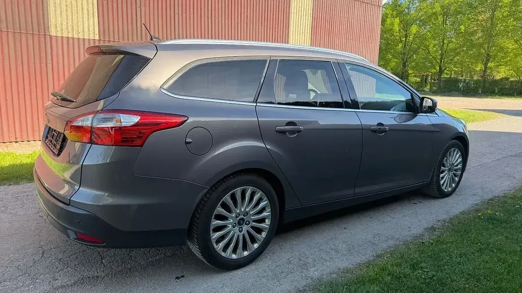 Brugt Ford Focus Titanium 125 HK (91 kW) 2012 Brun Sedan