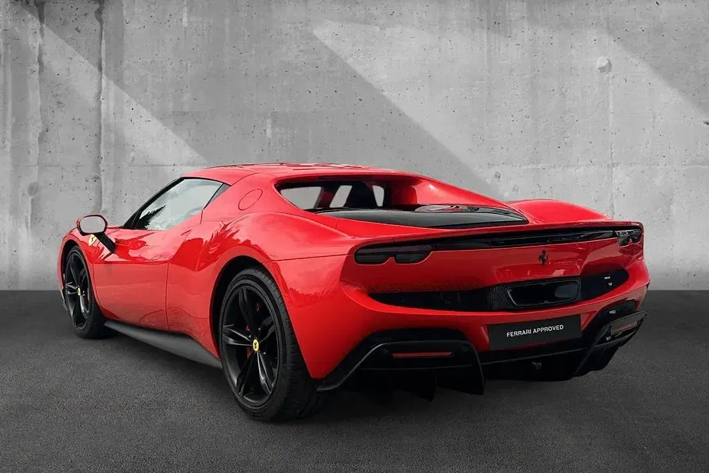 Gebraucht Ferrari 296 829 PS (609 kW) 2023 Rosso scuderia Coupé