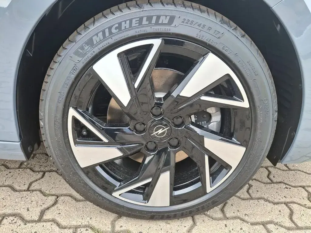 Neu Opel Astra 136 PS (100 kW) 2026 Grau Limousine