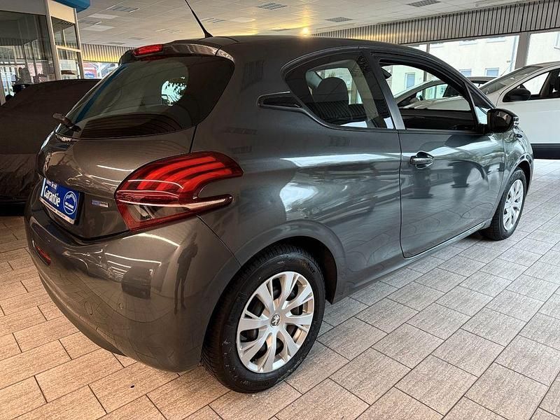 Gebraucht Peugeot 208 Active 82 PS (60 kW) 2017 Grau Kleinwagen