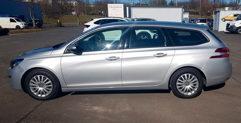 Gebraucht Peugeot 308 Access 110 PS (80 kW) 2016 Lackierung aluminiumgrau/meta Kombi