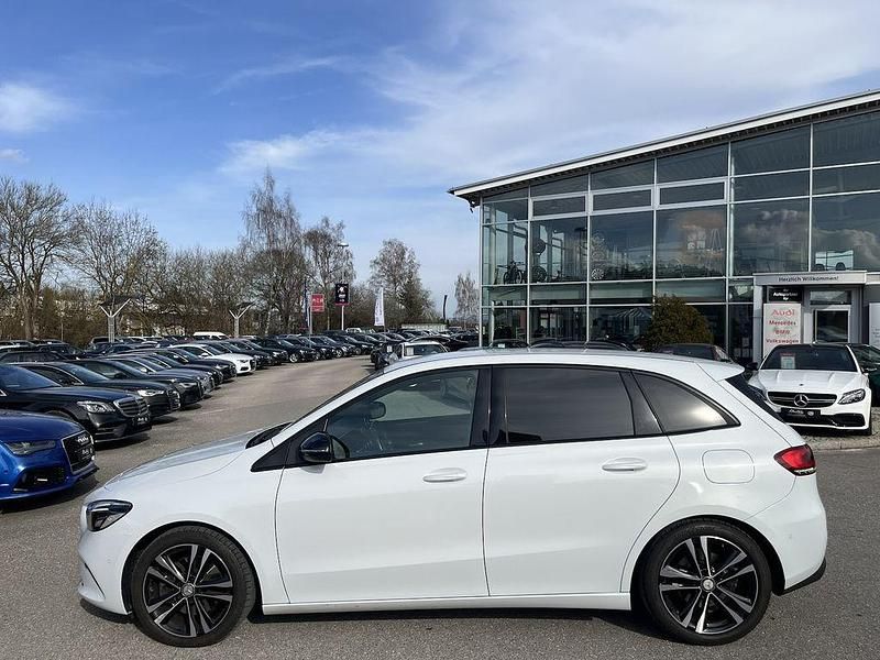 Gebraucht Mercedes B220 190 PS (139 kW) 2019 Weiß Van / Kleinbus