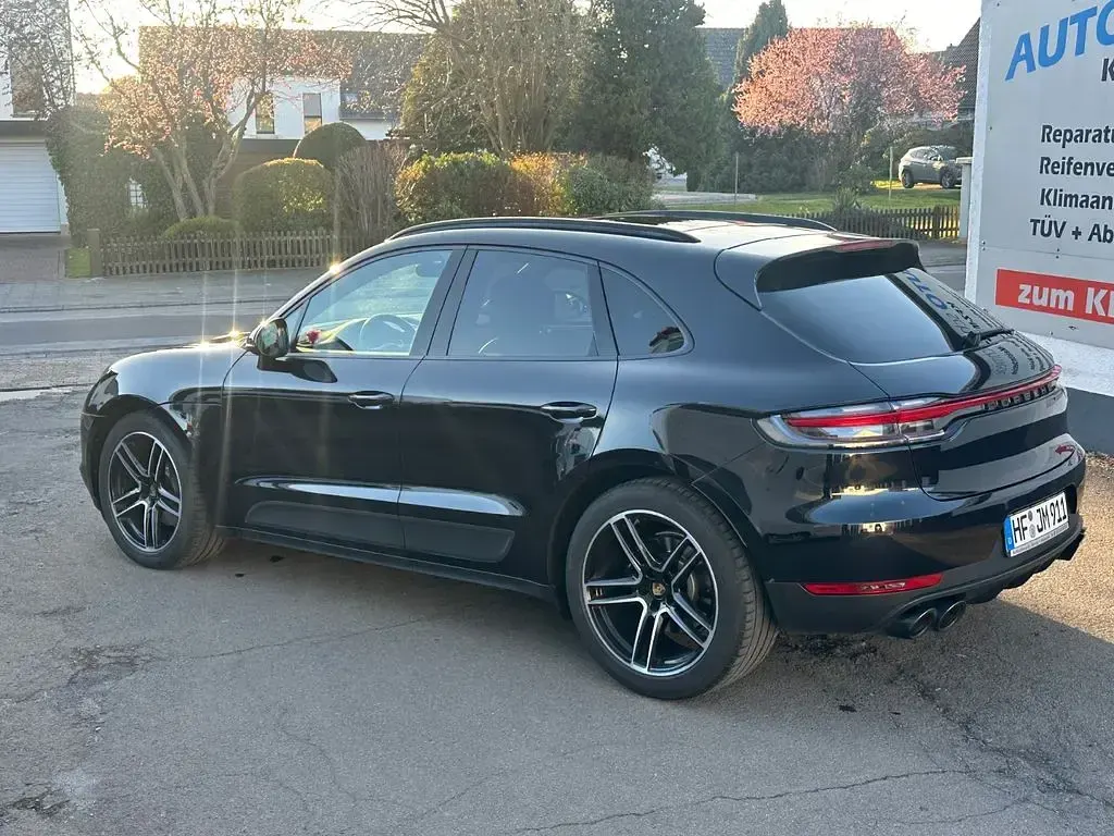 Gebraucht Porsche Macan 245 PS (180 kW) 2021 Tiefschwarz SUV