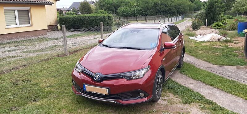 Rot Gebraucht 2018 Toyota Auris Touring Sports Kombi | 15.999 € (Fairer Preis) - Bild 1/4