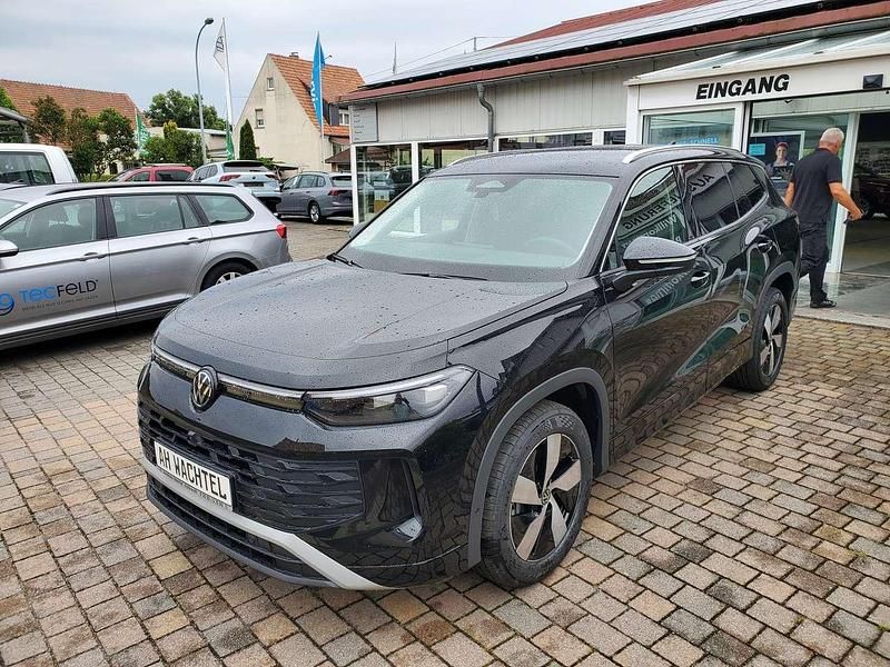 Grenadillschwarz metallic Neu 2025 VW Tayron SUV | 47.995 € (Superpreis) - Bild 1/4