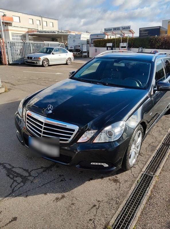 Schwarz Gebraucht 2010 Mercedes E200 Avantgarde Kombi | 6.900 € (Guter Preis) - Bild 1/4
