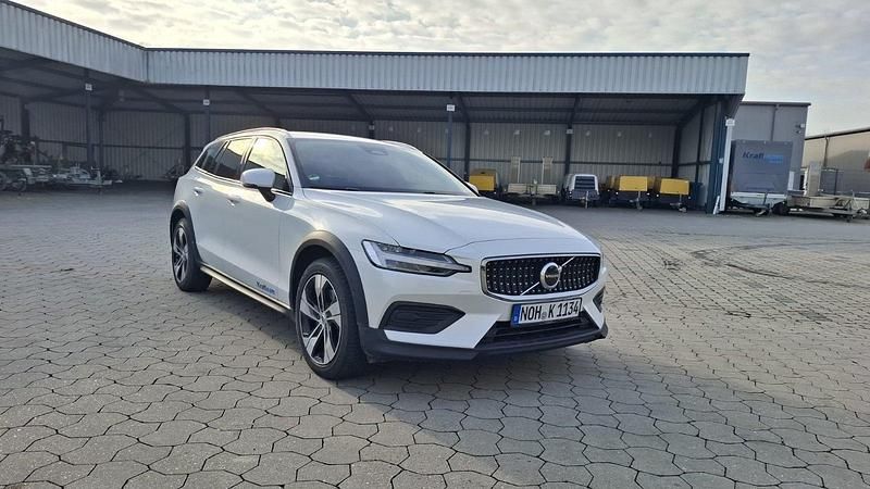 Gebraucht Volvo V60 CC Plus 197 PS (144 kW) 2024 Weiß Kombi
