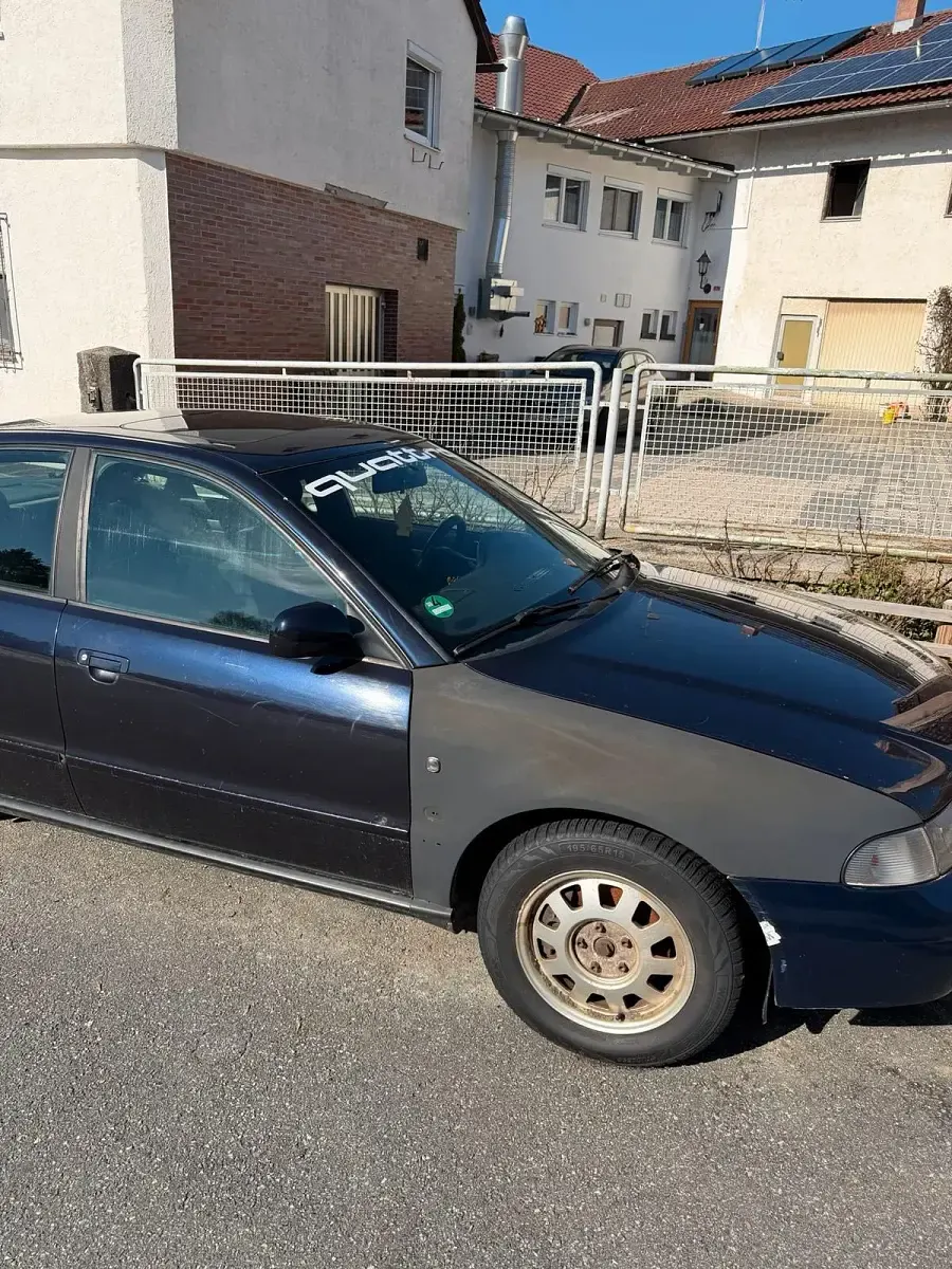 Używany Audi A4 150 KM (110 kW) 1995 Niebieski Sedan/Limuzyna
