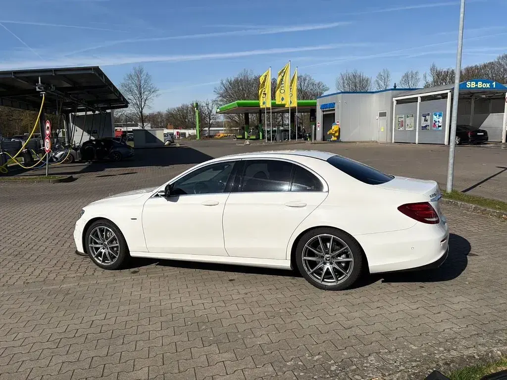 Gebraucht Mercedes E220 194 PS (142 kW) 2020 Weiß Limousine