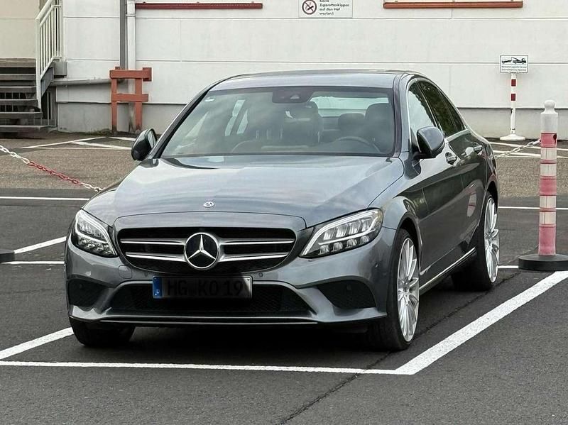 Grau Gebraucht 2019 Mercedes C300 Avantgarde Limousine | 26.500 € (Superpreis) - Bild 1/4