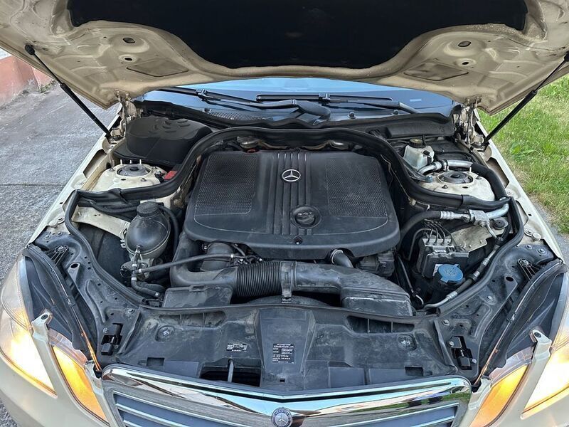 Gelb Gebraucht 2011 Mercedes E200 Limousine | 3.500 € - Bild 1/4