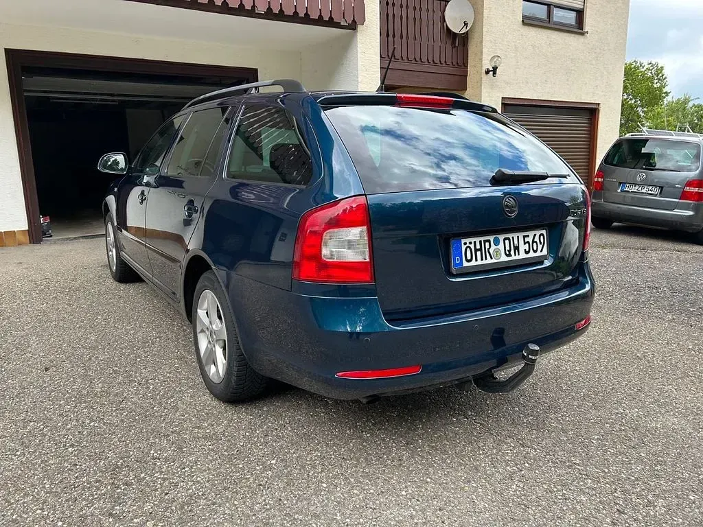 Gebraucht Skoda Octavia Family 105 PS (77 kW) 2011 Blau Kombi