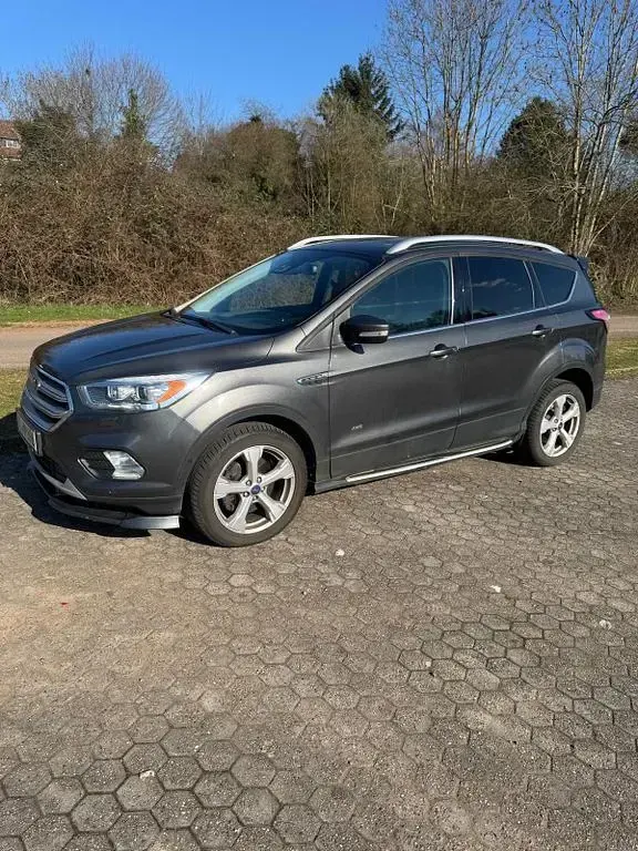 Gebraucht Ford Kuga Titanium 150 PS (110 kW) 2017 Grau SUV