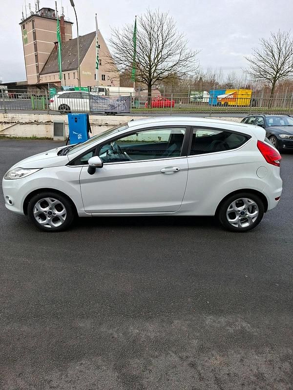 Gebraucht Ford Fiesta Titanium 97 PS (71 kW) 2011 Weiß Kleinwagen
