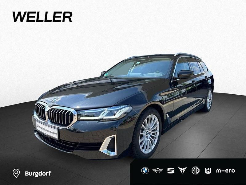 Black sapphire (schwarz) Gebraucht 2021 BMW 520 Luxury Line Kombi | 29.490 € (Etwas zu teuer) - Bild 1/4