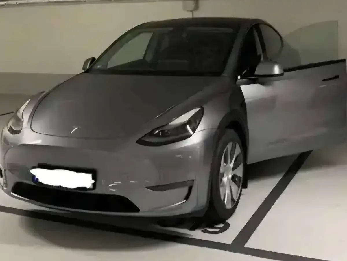 Gebraucht Tesla Model Y 378 kW (514 PS) 2023 Silber SUV