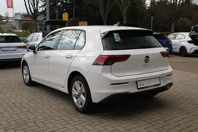 Gebraucht VW Golf VIII Life 131 PS (96 kW) 2022 Weiß Limousine