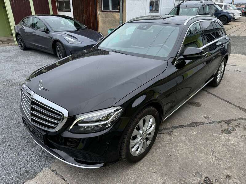 Obsidianschwarz metalliclack Gebraucht 2018 Mercedes C180 Kombi | 17.500 € (Fairer Preis) - Bild 1/4