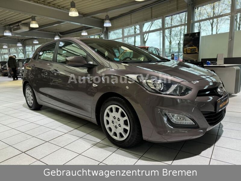 Braun Gebraucht 2014 Hyundai i30 Classic Limousine | 6.490 € (Fairer Preis) - Bild 1/4
