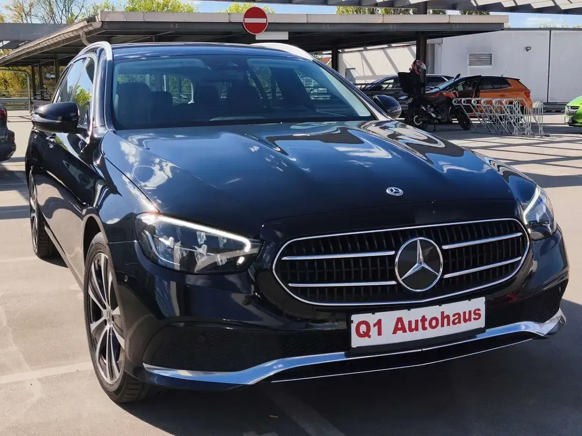 Gebraucht Mercedes E300 306 PS (225 kW) 2022 Schwarz/baltic black Kombi