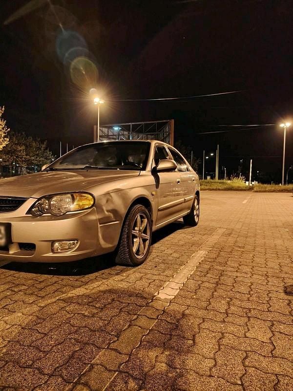 Używany Kia Shuma 101 KM (74 kW) 2003 Złoty Hatchback
