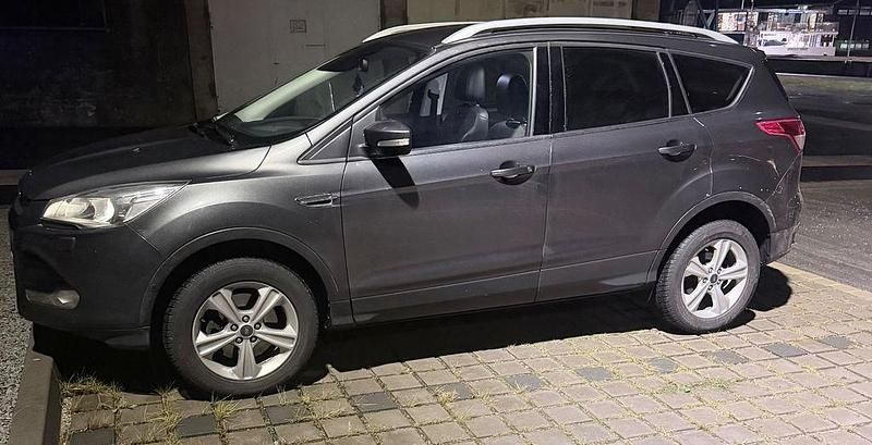 Grau Gebraucht 2016 Ford Kuga Titanium SUV | 12.000 € (Guter Preis) - Bild 1/4