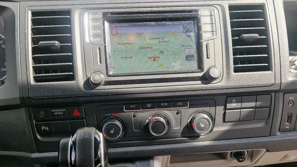 Gebraucht VW Caravelle 199 PS (146 kW) 2019 Candyweiß/kirschrot Van