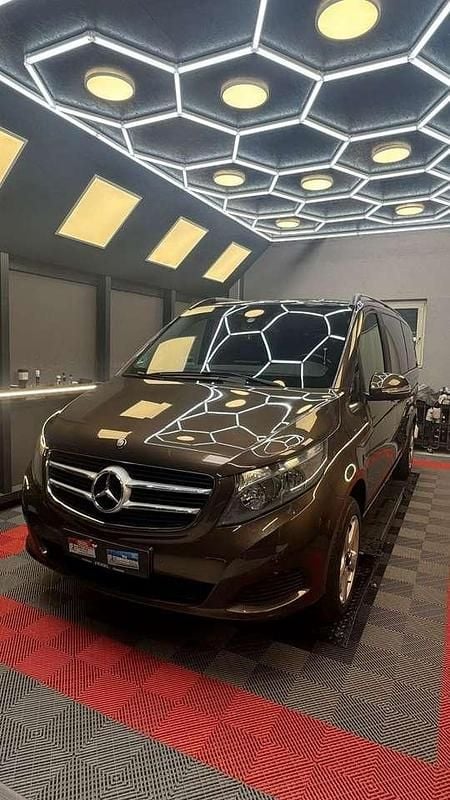 Gebraucht Mercedes V220 Edition 163 PS (119 kW) 2015 Braun Van / Kleinbus