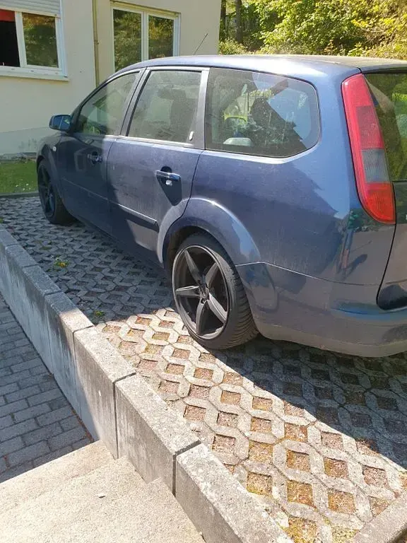 Usado Ford Focus Ghia 116 CV (85 kW) 2006 Azul Berlina