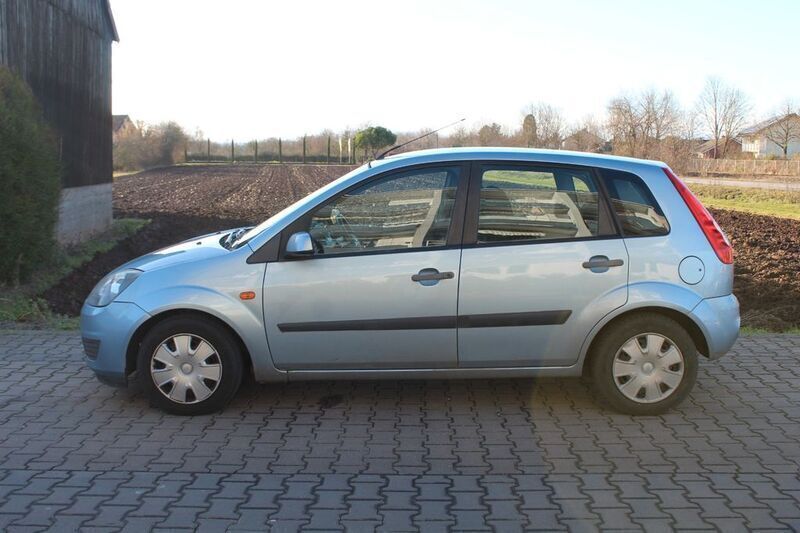 Gebraucht Ford Fiesta Ambiente 69 PS (50 kW) 2007 Blau Kleinwagen