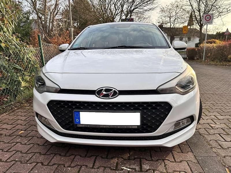 Gebraucht Hyundai i20 YES! Gold 101 PS (74 kW) 2016 Weiß Limousine