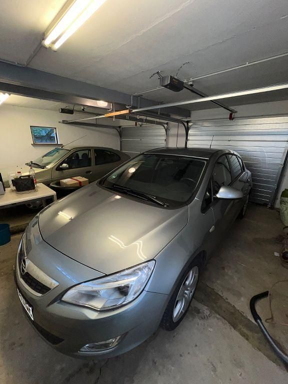 Gebraucht Opel Astra 140 PS (102 kW) 2010 Silber Limousine