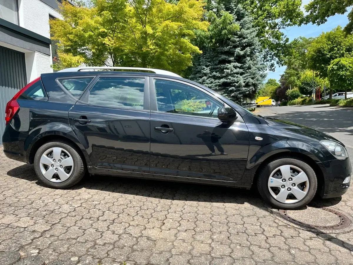 Gebraucht Kia Ceed Spirit 90 PS (66 kW) 2012 Schwarz Kleinwagen