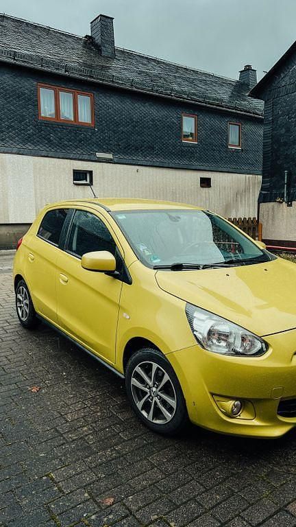 Gelb Gebraucht 2015 Mitsubishi Space Star Classic Collection Plus Kleinwagen | 3.500 € (Guter Preis) - Bild 1/4