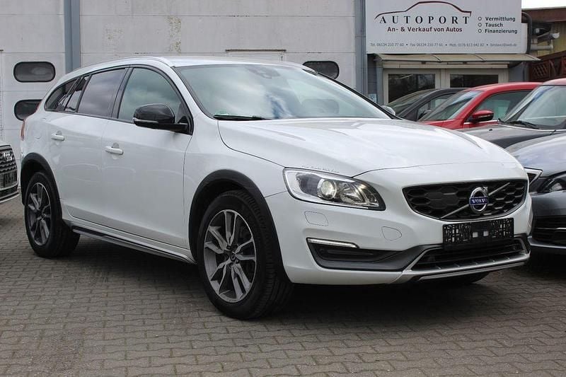 Gebraucht Volvo V60 CC Summum 190 PS (139 kW) 2015 White solid Kombi