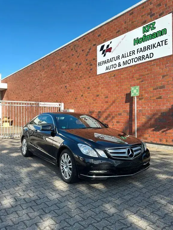 Gebraucht Mercedes E220 170 PS (125 kW) 2011 Schwarz Coupé