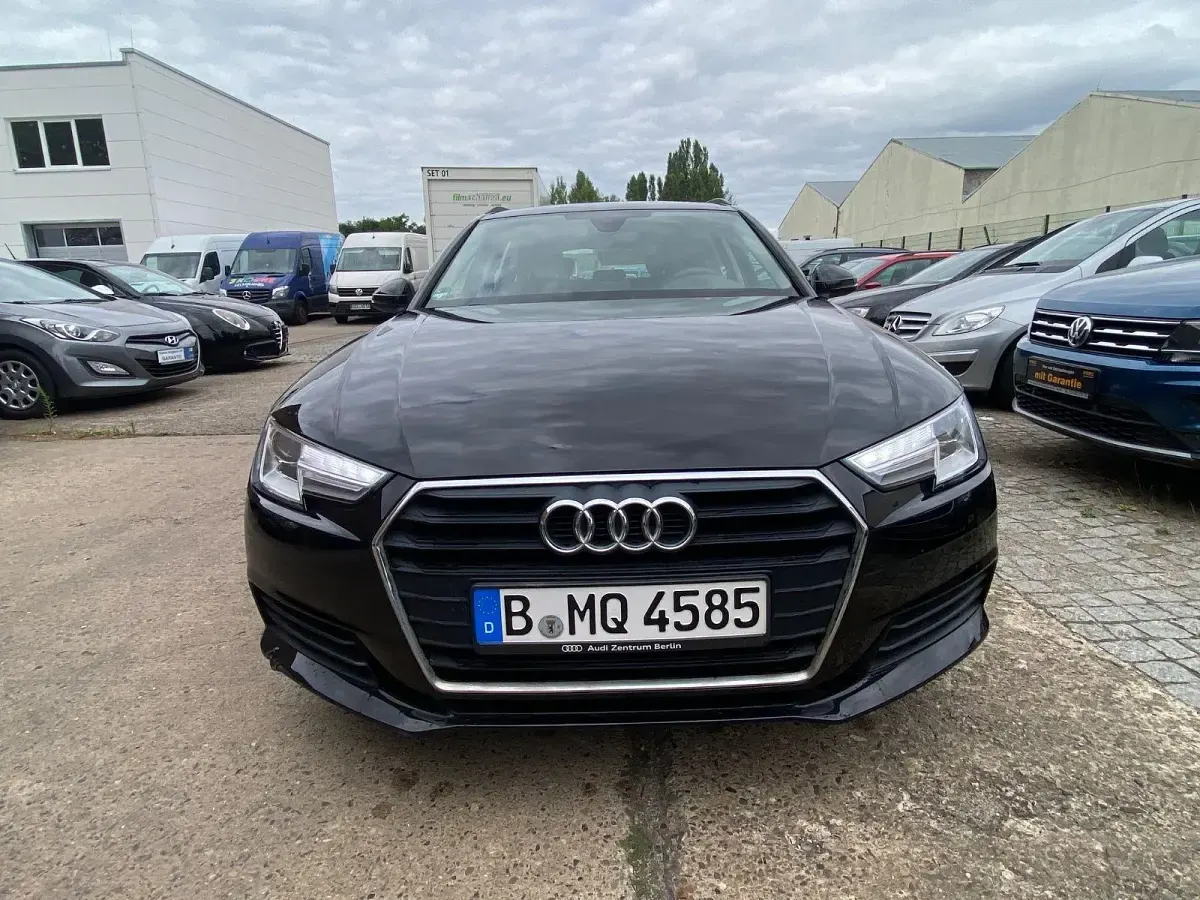 Gebraucht Audi A4 Basis 150 PS (110 kW) 2018 Schwarz Kombi