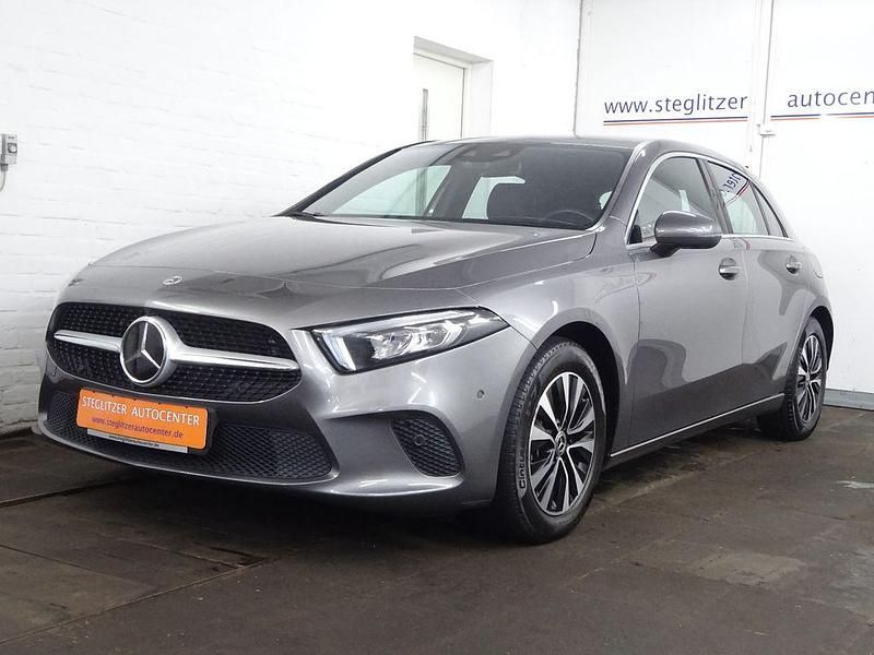 Mountaingrau Gebraucht 2020 Mercedes A200 Progressive Limousine | 23.900 € (Fairer Preis) - Bild 1/4