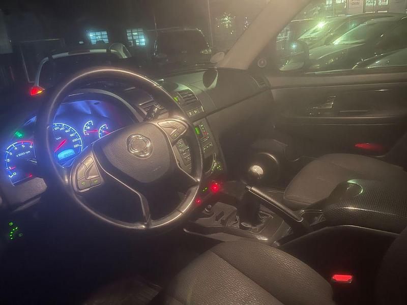 Grau Gebraucht 2015 Ssangyong (KGM) Rexton SUV | 7.950 € (Guter Preis) - Bild 1/2