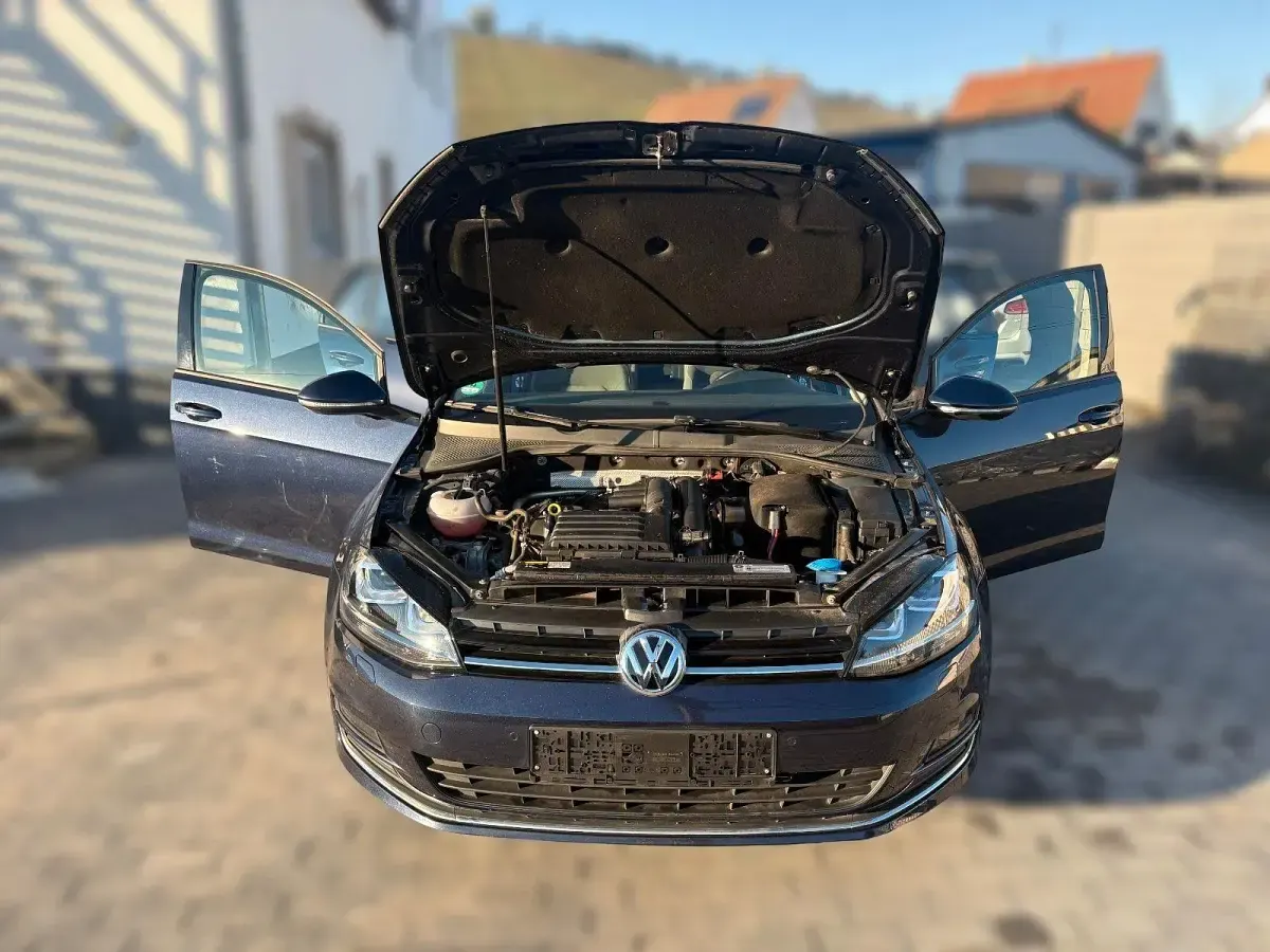 Second-hand VW Golf VII Highline 125 CP (91 kW) 2014 Albastru Hatchback