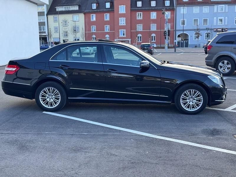 Second-hand Mercedes E250 204 CP (150 kW) 2011 Negru Berlinǎ
