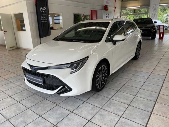 Schneeweiß Gebraucht 2022 Toyota Corolla Team Kombi | 23.990 € (Fairer Preis) - Bild 1/3