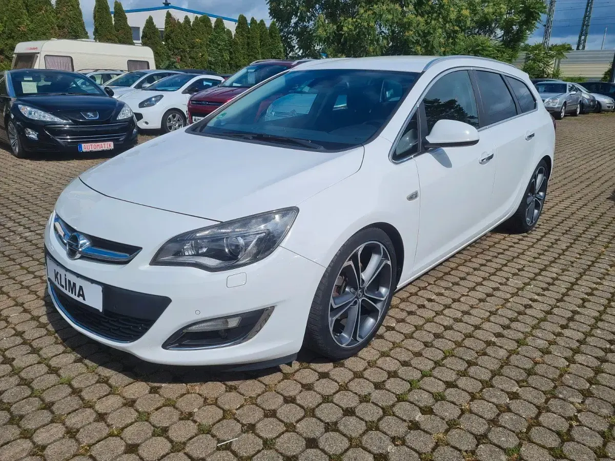 Gebraucht Opel Astra Sport 179 PS (131 kW) 2012 Weiß Kombi