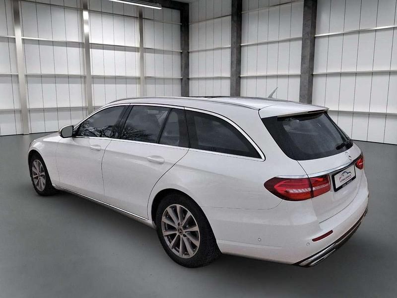 Gebraucht Mercedes E220 194 PS (142 kW) 2018 Polarweiss Kombi