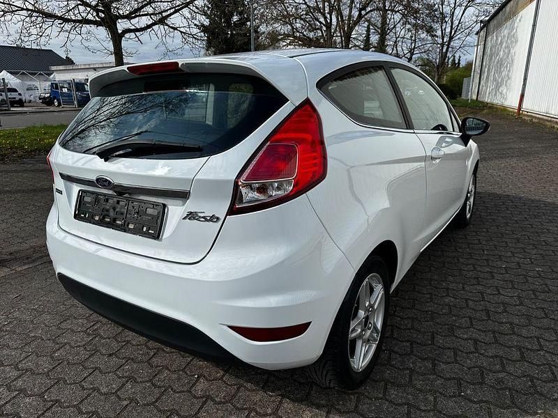 Gebraucht Ford Fiesta Titanium 101 PS (74 kW) 2013 Weiß Kleinwagen