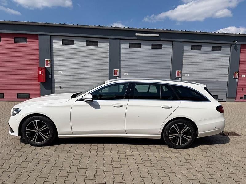 Gebraucht Mercedes E200 160 PS (117 kW) 2022 Polarweiss  unilack Kombi
