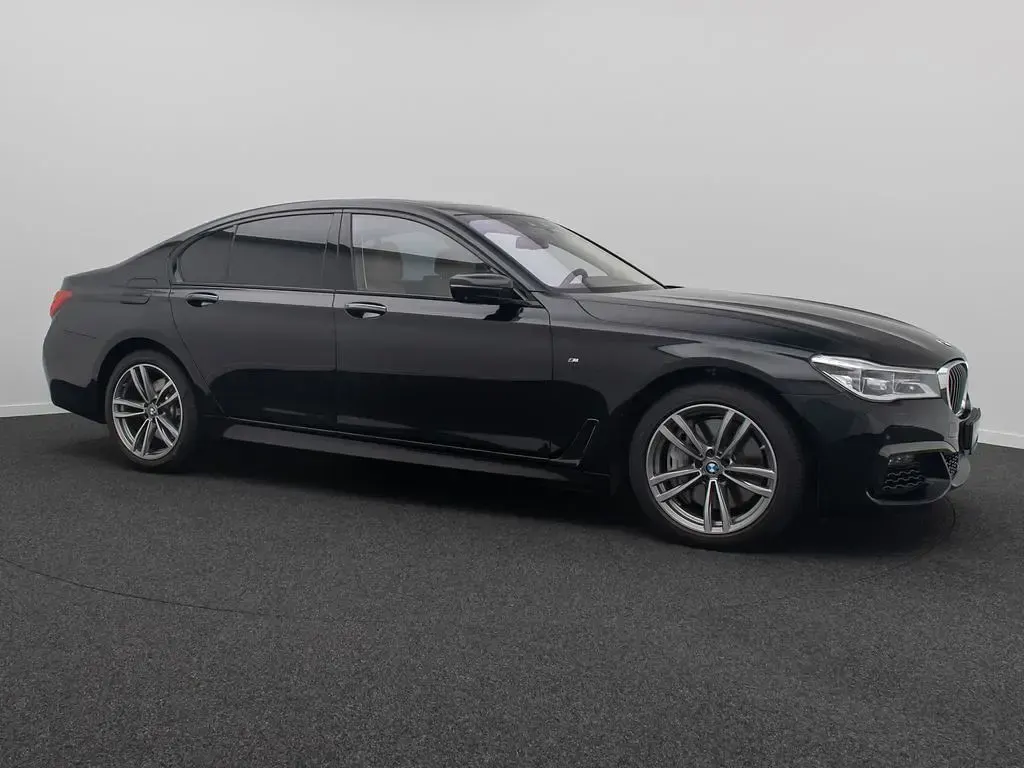 Gebraucht BMW 750 M Sport 400 PS (294 kW) 2019 Saphirschwarz475 Limousine