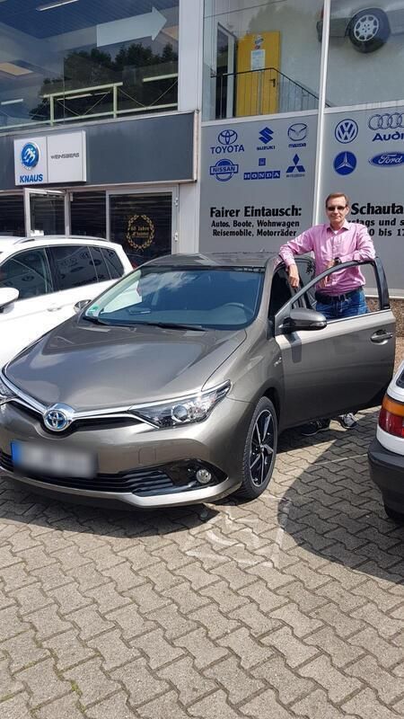 Grau Gebraucht 2017 Toyota Auris Hybrid Limousine | 14.900 € - Bild 1/4